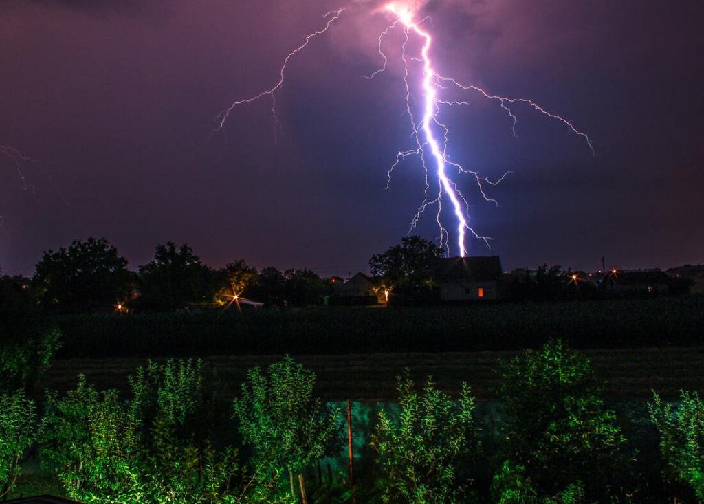 Durante una de estas intensas tormentas eléctricas de agosto cayó un rayo en casa de Town 'N' Country provocando un incendio